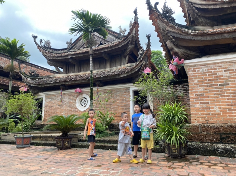 Minh họa: Công Giáp, vãn cảnh Chùa Tây Phương cổ tự