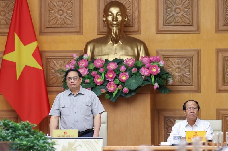 Thủ tướng Chính phủ Phạm Minh Chính, Phó Thủ tướng Lê Văn Thành, Trưởng Ban Chỉ đạo Trung ương về phòng chống thiên tai, chủ trì cuộc họp khẩn ứng phó với bão số 4 sáng 27/9