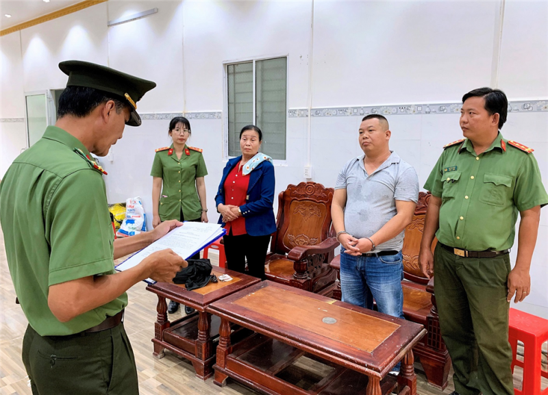 Cơ quan An ninh điều tra Công an tỉnh Bạc Liêu tống đạt Quyết định khởi tố, bắt tạm giam đối với Phan Công Quốc (áo xám).