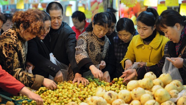 Người tiêu dùng Trung Quốc thận trọng chi tiêu sau khi các quy định phòng, chống Covid-19 được nới lỏng (Ảnh minh họa)