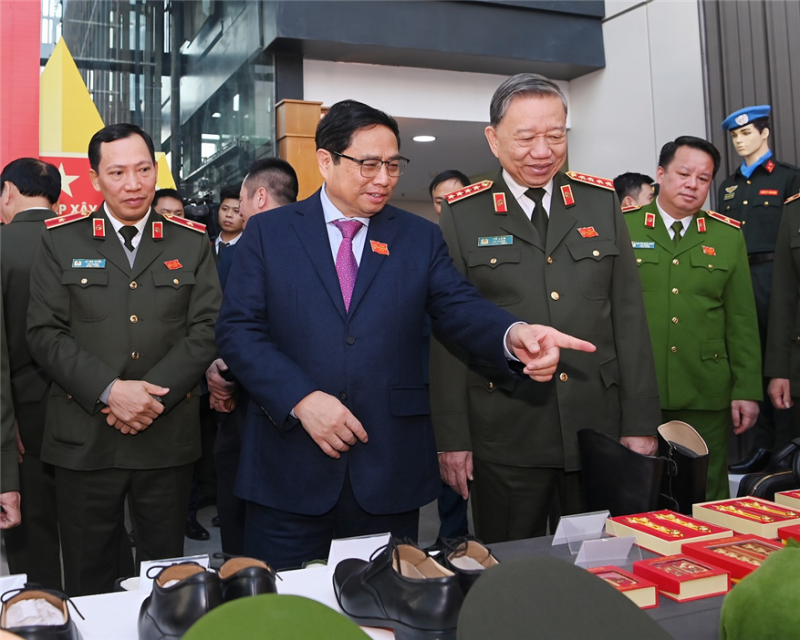 Thủ tướng Chính phủ Phạm Minh Chính; Bộ trưởng Tô Lâm cùng các đại biểu tham quan khu triển lãm bên lề Hội nghị.