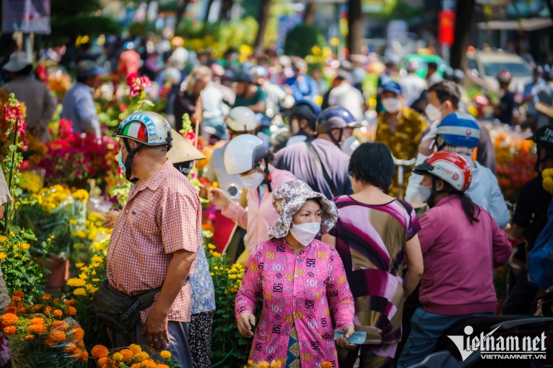 Trưa 30 Tết, các tiểu thương tại chợ hoa công viên 23/9 đồng loạt giảm giá hàng tới hơn 50% trước giờ trả mặt bằng, thu hút rất đông khách. Tại đây, các loại hoa đặc trưng Tết phương Nam như hướng dương, vạn thọ, cúc mâm xôi, hoa mai, (quất) tắc kiểng... được bày bán chủ yếu. Ngoài ra còn có hoa đào, hoa mai đỏ, hoa thược dược...