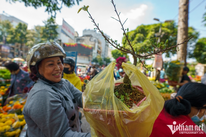 Tuy nhiên, hoa tồn còn rất nhiều, các tiểu thương bắt đầu xả hàng. Bà Trần Thị Trong mừng rỡ khi mua được chậu mai giá hời, giá chỉ 150.000 đồng. Cách đây 2 ngày, tôi mua chậu nhỏ hơn phân nửa, giá cũng đã 300.000 đồng rồi, bà Trong nói.