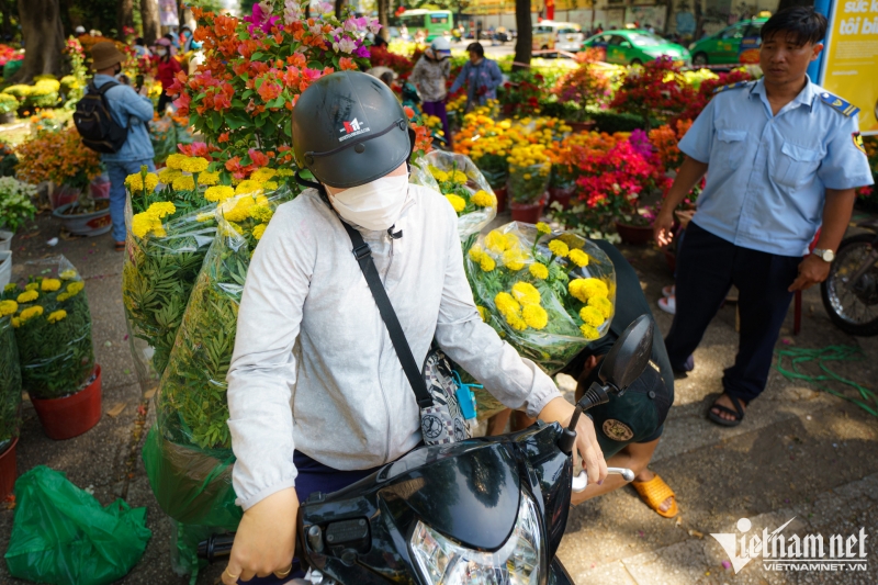 Còn với chị Bích Trâm, do thấy giá rẻ nên cũng mua tặng người thân. Chị mua hết 2 cặp bông cúc và một chậu bông giấy hết 330.000 đồng.