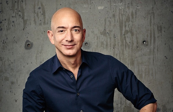 Tỷ phú Jeff Bezos bất ngờ rời cương vị CEO Amazon