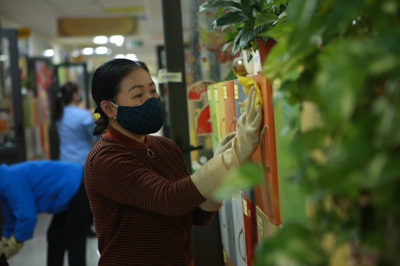 Những cánh cửa, vật dụng trong lớp học cũng được các cô tỉ mỉ lau chùi sạch sẽ