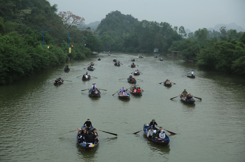 Du khách vô tư ‘sát phạt’ trên đò khi đi trẩy hội chùa Hương