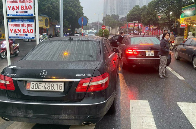 Công an bàn giao xe Mercedes E300 biển thật cho chủ xe (Ảnh: Dân trí)