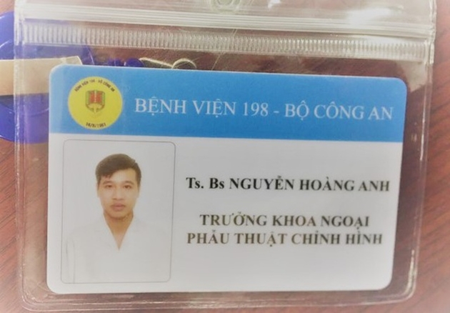 Đối tượng đã làm giả thẻ bác sĩ mang tên Nguyễn Hoàng Anh với chức vụ: Trưởng khoa Ngoại phẫu thuật chỉnh hình Bệnh viện 198, Bộ Công an để phục vụ hành vi lừa đảo chiếm đoạt tài sản