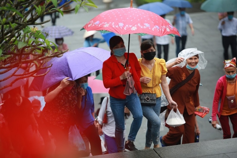 Mặc dù thời tiết có mưa và lạnh, nhưng dòng người đổ về khu di tích mỗi lúc một đông