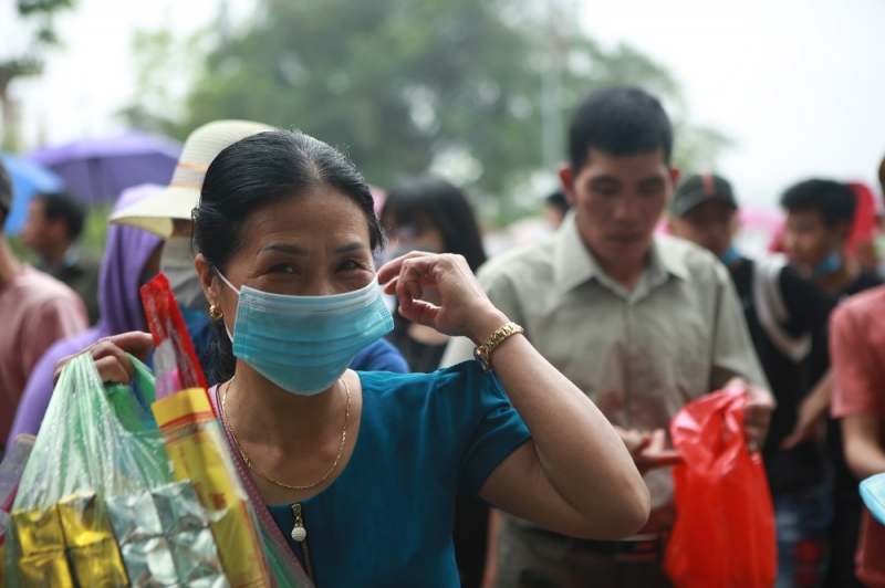 Đa phần người dân không cảm thấy khó khăn khi đi lễ trong mưa. Chị Vân từ Hà Nội lần đầu về Đền Hùng ngày Giỗ Tổ hy vọng cơn mưa lớn sẽ mang lại nhiều lộc hơn và mong cho toàn thể gia đình đều khoẻ mạnh