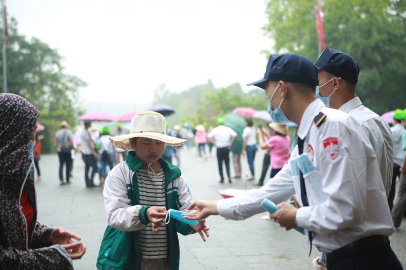 Trong những người đến Đền Hùng hôm nay, có nhiều em bé lần đầu được theo người lớn đi hội