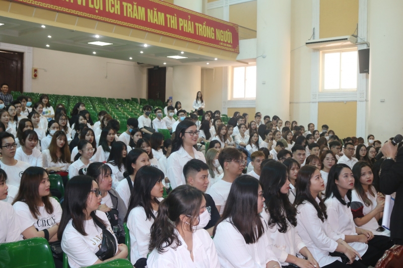 Các em sinh viên hào hứng tham gia phần chơi trả lời các câu hỏi về ngành nghề Du lịch và dịch vụ