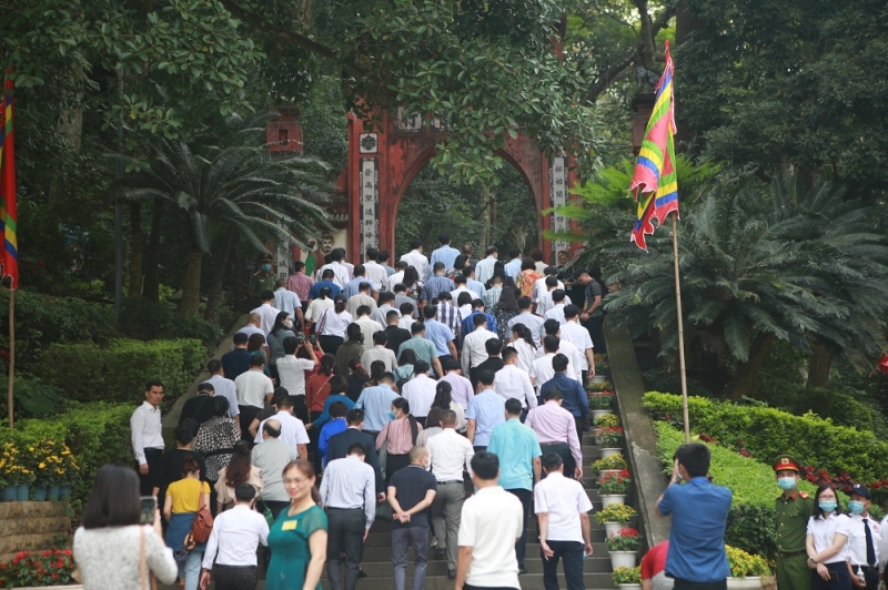 Dòng người đổ về Giỗ tổ Hùng Vương năm nay khá đông. Tình trạng chen lấn, xô đẩy lại tái diễn. Ước tính Có khoảng 20.000 người dân đổ về di tích đền Hùng dâng hương trong sáng nay