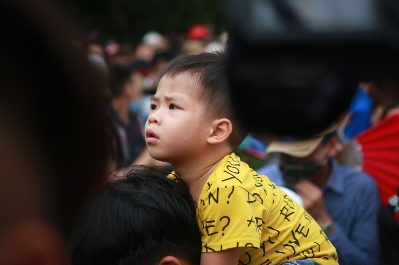 Không khí ngột ngạt, thời tiết oi bức cùng với lượng người tập trung quá đông. Nhiều em nhỏ tỏ ra mệt mỏi, đổ mồ hôi khi cùng gia đình lên đền