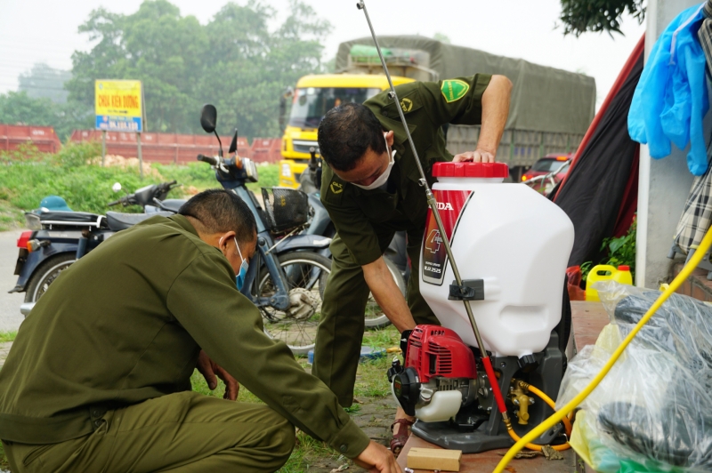 Ngay sáng sớm, lực lượng chức năng có mặt tại ngõ 83 đường Dục Nội, xã Việt Hùng, huyện Đông Anh tiến hành phun khử khuẩn cho toàn bộ khu vực này