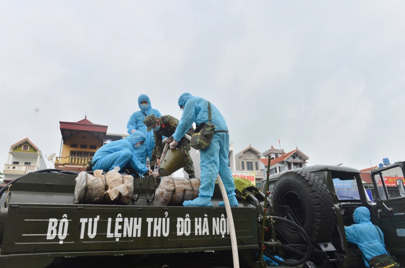 Các chiến sĩ được trang bị quần áo bảo hộ đầy đủ khi làm nhiệm vụ