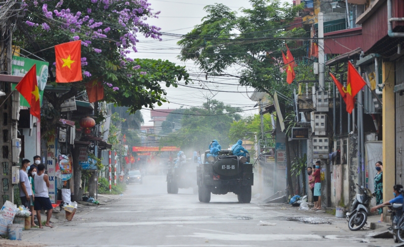 Bộ Tư lệnh Thủ đô Hà Nội đã phun hơn 15.000 nghìn lít dung dịch tiêu độc, khử trùng các trục đường dẫn vào xã Tô Hiệu và đoạn quốc lộ 1A chạy qua địa bàn