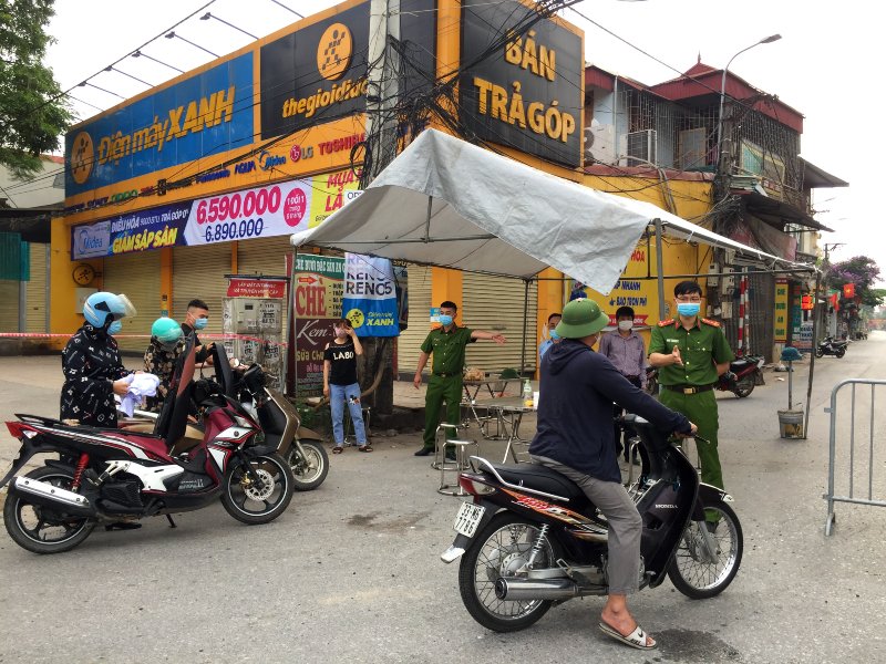 Lực lượng chức năng kiểm soát chặt chẽ trước lối ra vào tại khu vực bị phong tỏa