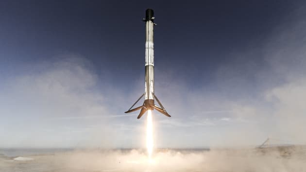 Một tên lửa đẩy Falcon 9 hạ cánh sau khi thực hiện nhiệm vụ Sentinel-6 (Ảnh: CNBC)