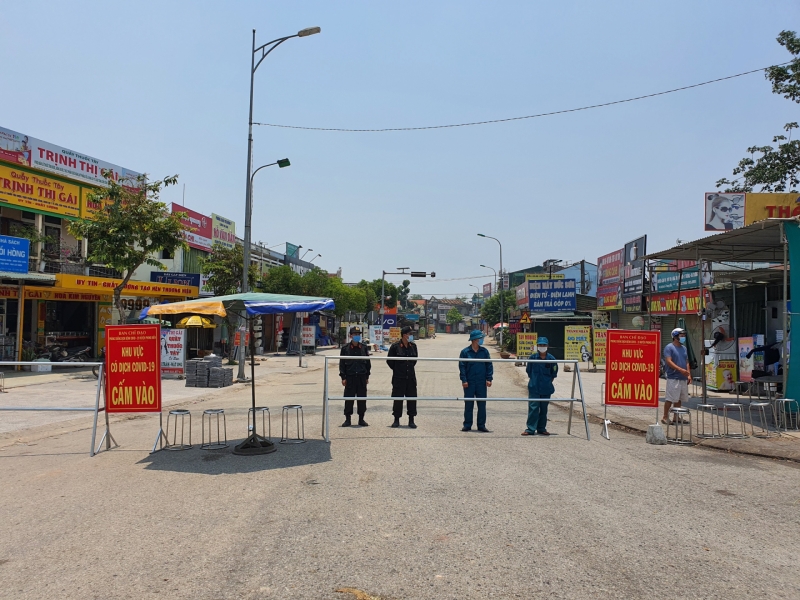 Đùng đùng băng đường ruộng ‘đột nhập’ vào xã bị phong tỏa để... đánh ghen (Ảnh: Báo điện tử Tổ Quốc)