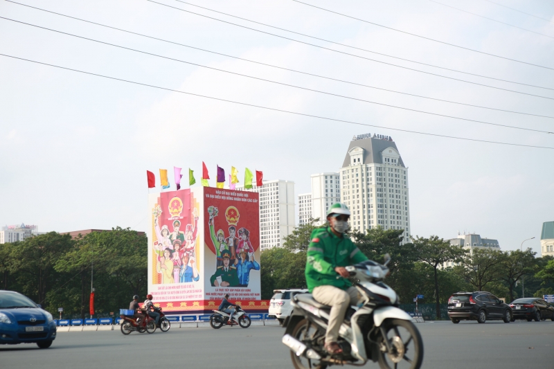 Mọi ngả phố phường Hà Nội đều ngập tràn cờ hoa, các cụm pano, cờ, băng rôn, khẩu hiệu nhằm tuyên truyền, cổ động hướng đến ngày hội của toàn dân 23/5/2021.