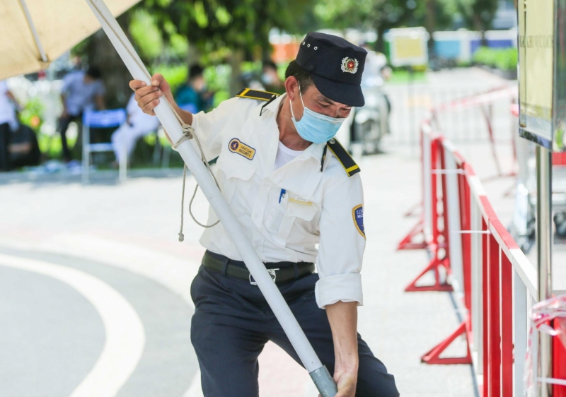 Thời tiết nắng nóng khiến công tác bảo vệ gặp nhiều khó khăn