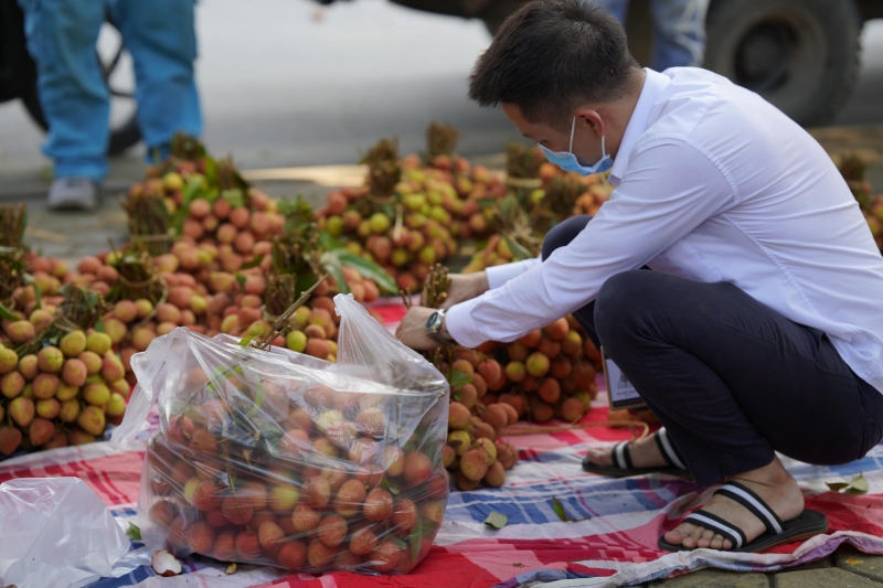 Trong những ngày gần đây tại Hà Nội thời tiết rất nắng nóng, nhiều người mua hàng phải mặc áo chống nắng, áo dài tay