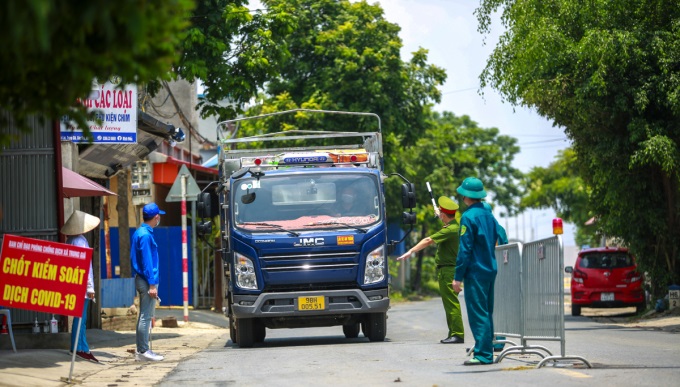 Bắt đầu từ đêm 27/5, hàng loạt chốt chặn kiểm soát Covid-19 tại các vùng giáp ranh giữa Hà Nội và các tỉnh Bắc Ninh và Bắc Giang, được thiết lập nhằm ngăn ngừa nguy cơ dịch bệnh bùng phát