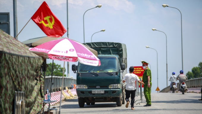 Người dân từ vùng dịch đi qua đây sẽ phải thực hiện sát khuẩn tay, đo thân nhiệt, khai báo y tế, các phương tiện đi qua vùng dịch cũng được phun khử khuẩn