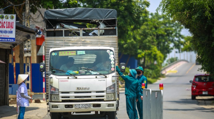 Bất kể người điều khiển phương tiện xe máy hay ô tô, đều phải dừng xe chấp hành việc này