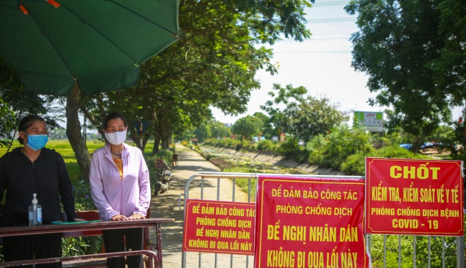 Đứng canh gác tại chốt kiểm dịch thôn Thụy Lôi, xã Thụy Lâm, có rất nhiều người phụ nữ dù không phải là lực lượng làm nhiệm vụ canh gác tại chốt nhưng họ vẫn gác công việc gia đình, tình nguyện tham gia công việc chung của xã để cùng chung tay phòng, chống dịch