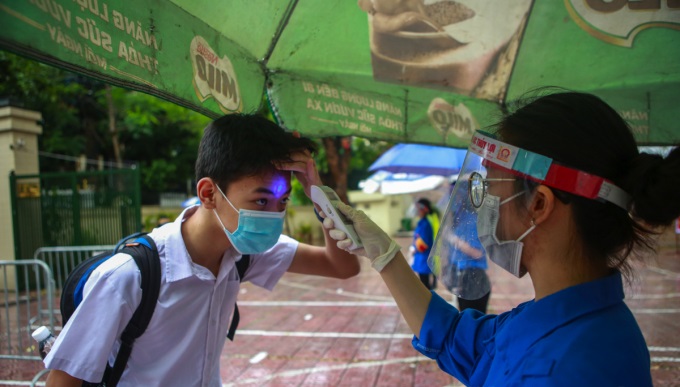 Trước khi vào phòng thi, toàn bộ thí sinh đều phải được đo thân nhiệt và di chuyển ngay vào phòng thi, không tập trung tại sân trường.