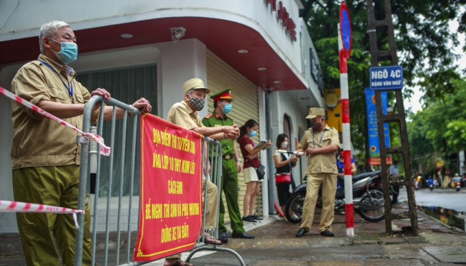 Lực lượng an ninh, công an đã chắn hàng rào ở 2 đầu ngõ đi vào phía cổng trường hạn chế phương tiện ra vào để đảm bảo an toàn kỳ thi.