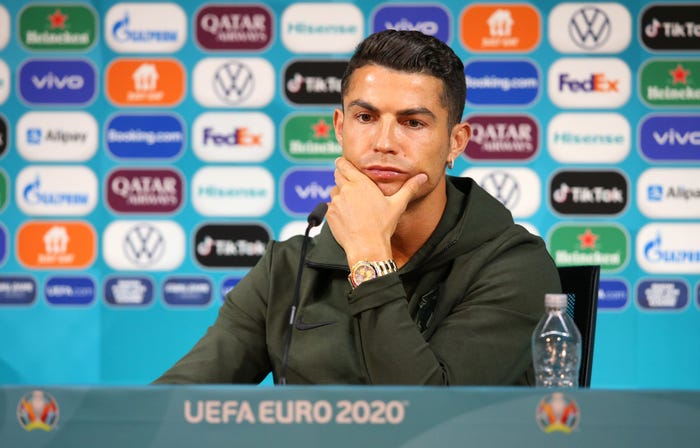 Vụ Ronaldo 'dẹp' 2 chai Coca Cola sang một bên: Gã khổng lồ nước giải khát đã có động thái đáp trả