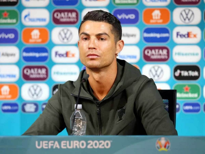 UEFA dọa phạt các cầu thủ nếu học theo Ronaldo ‘dẹp’ chai Coca Cola sang một bên