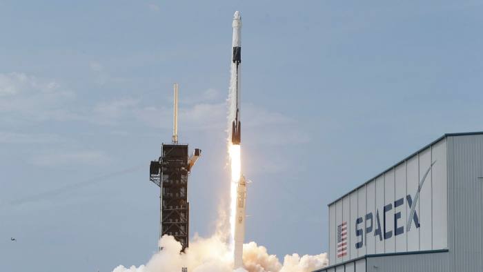 SpaceX có 1.500 vệ tinh ở quỹ đạo thấp cung cấp dịch vụ internet băng thông rộng cho Starlink. Khi hết công suất, tuyến sẽ có 12.000 vệ tinh (Financial Times)