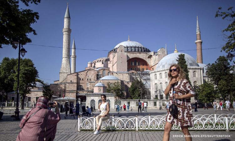 Du khách ở Istanbul, Thổ Nhĩ Kỳ, hôm 27/6/2021 (Ảnh: EPA/CNN)