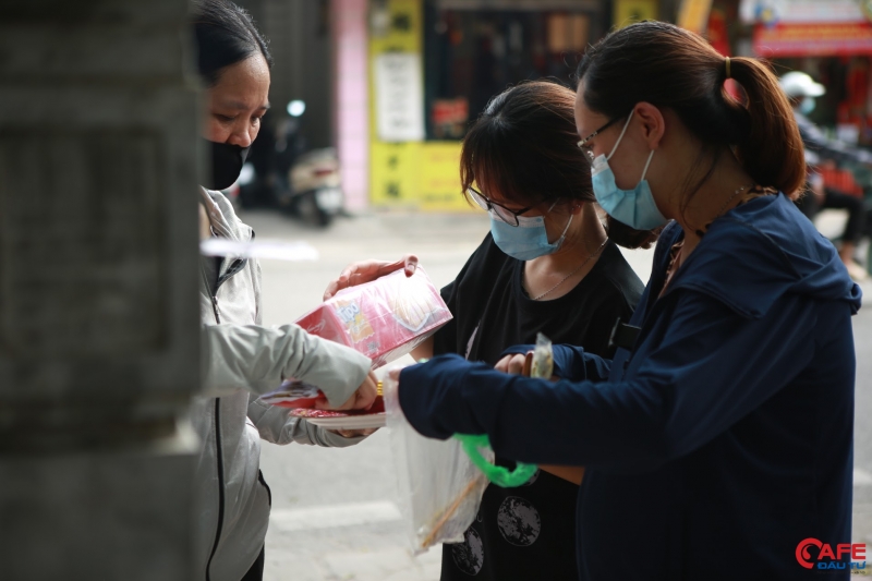 Người dân tranh thủ hóa vàng ngay tại hàng rào Văn Miếu - Quốc Tử Giám sau khi hành lễ.