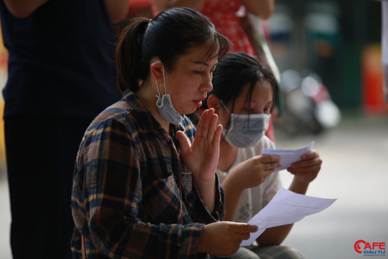 Mọi người thành kính xin cho các sĩ tử có một tâm lý thoải mái trước kỳ thi sắp tới.