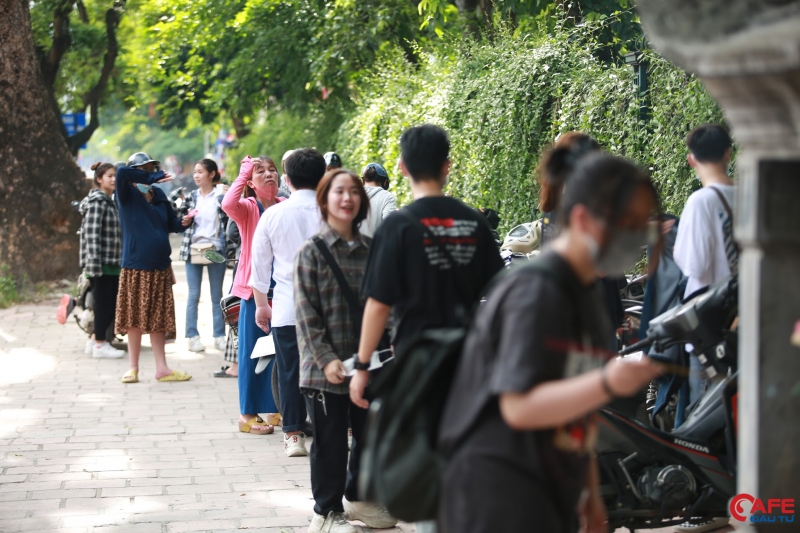 Nhiều người thân các sĩ tử thành kính khấn vái bên ngoài cổng Văn Miếu cầu may mắn cho các sĩ tử trong kỳ thi. Nhiều bậc phụ huynh lo lắng cho kỳ thi sắp tới của con mình, đã tranh thủ ngày nghỉ dẫn cả gia đình đến đây cầu may mắn.o