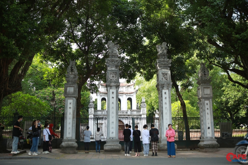 Hàng trăm sỹ tử đến Văn Miếu vái vọng cầu may trước ngày thi tốt nghiệp THPT 2021