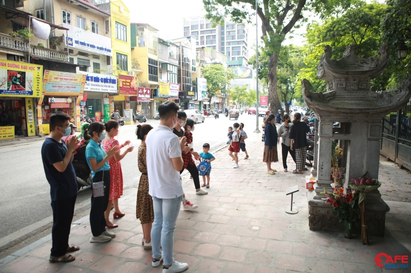 Dù các điểm di tích của Hà Nội vẫn chưa được mở cửa để đảm bảo công tác phòng, chống dịch COVID-19, nhưng nhiều phụ huynh, thí sinh vẫn có mặt tại cổng Văn Miếu - Quốc Tử Giám để vái vọng cầu mong có thể đạt được điểm cao và vào được trường mình mong muốn.