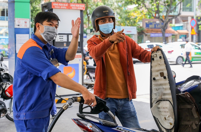 Giá xăng tăng lên mức cao nhất trong hơn 2 năm