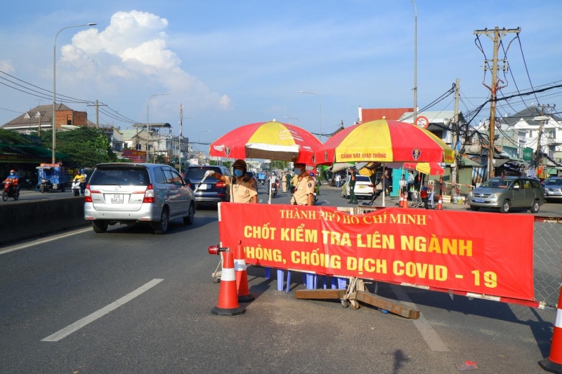 Xem xét ‘miễn giấy thông hành’ cho xe chở hàng thiết yếu