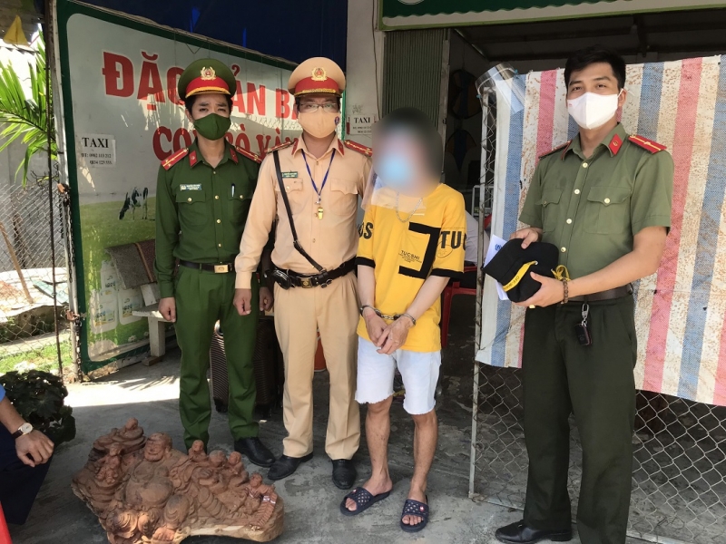 Đối tượng N.V.P bị lực lượng làm nhiệm vụ khống chế
