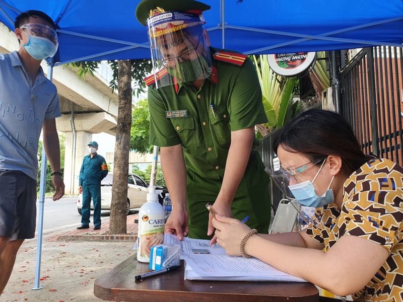 Lực lượng liên ngành làm nhiệm vụ tại chốt luôn cố gắng tập trung tuyên truyền, vận động để người dân hiểu, đồng tình, ủng hộ và chấp hành nghiêm quy định về giãn cách xã hội cũng như cương quyết xử lý nghiêm các trường hợp vi phạm. (Ảnh chụp tại một chốt kiểm soát dịch COVID-19 phường Trung Liệt).