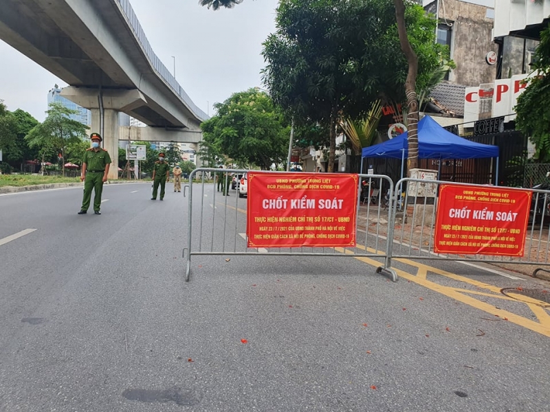 Luôn đặt sự an toàn của người dân và mục tiêu sớm đẩy lùi được dịch bệnh COVID-19 lên hàng đầu, những chốt kiểm soát dịch bệnh trên địa bàn quận Đống Đa đã làm rất tốt nhiệm vụ của mình.