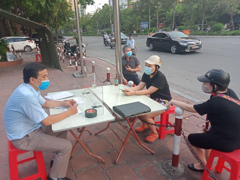 Đa phần người dân đều rất chấp hành cũng như ủng hộ công việc của lực lượng liên ngành tại các chốt kiểm soát. (Ảnh chụp tại chốt kiểm soát trên phố Xã Đàn - phường Phương Liên).
