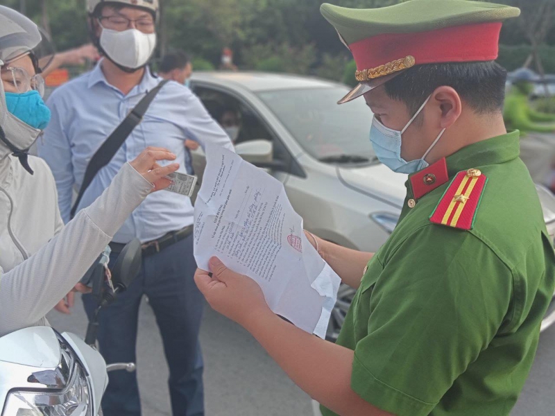 Bên cạnh việc nhắc nhở và tuyên truyền, lực lượng chức năng phường Phương Liên cũng kiên quyết tiến hành xử phạt với những trường hợp không xuất trình được giấy đi đường và ra đường với lý do không chính đáng để đảm bảo công tác phòng chống dịch COVID-19. (Ảnh chụp tại chốt kiểm soát trên phố Xã Đàn)